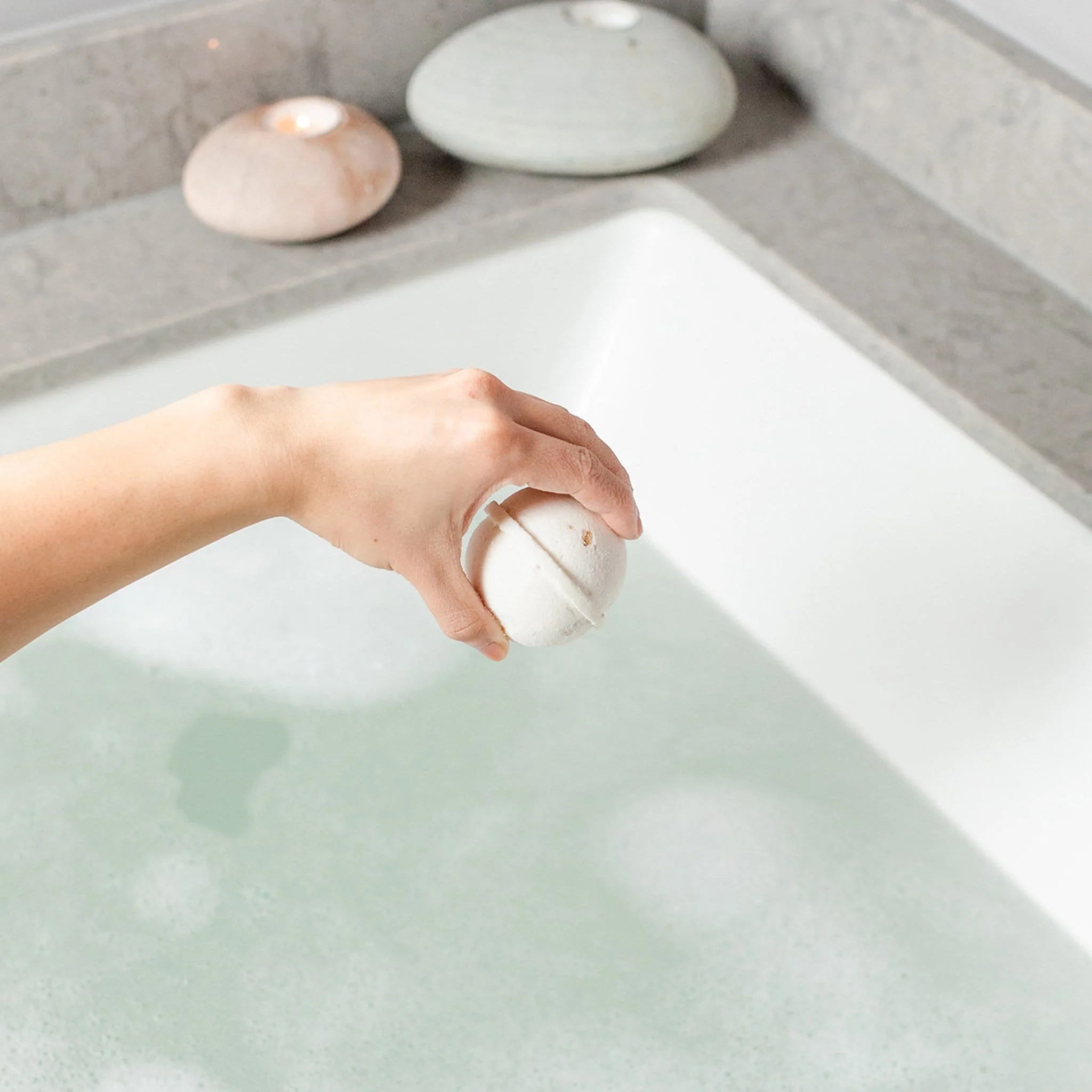 Oatmeal & Honey Bath Bomb - Image 4
